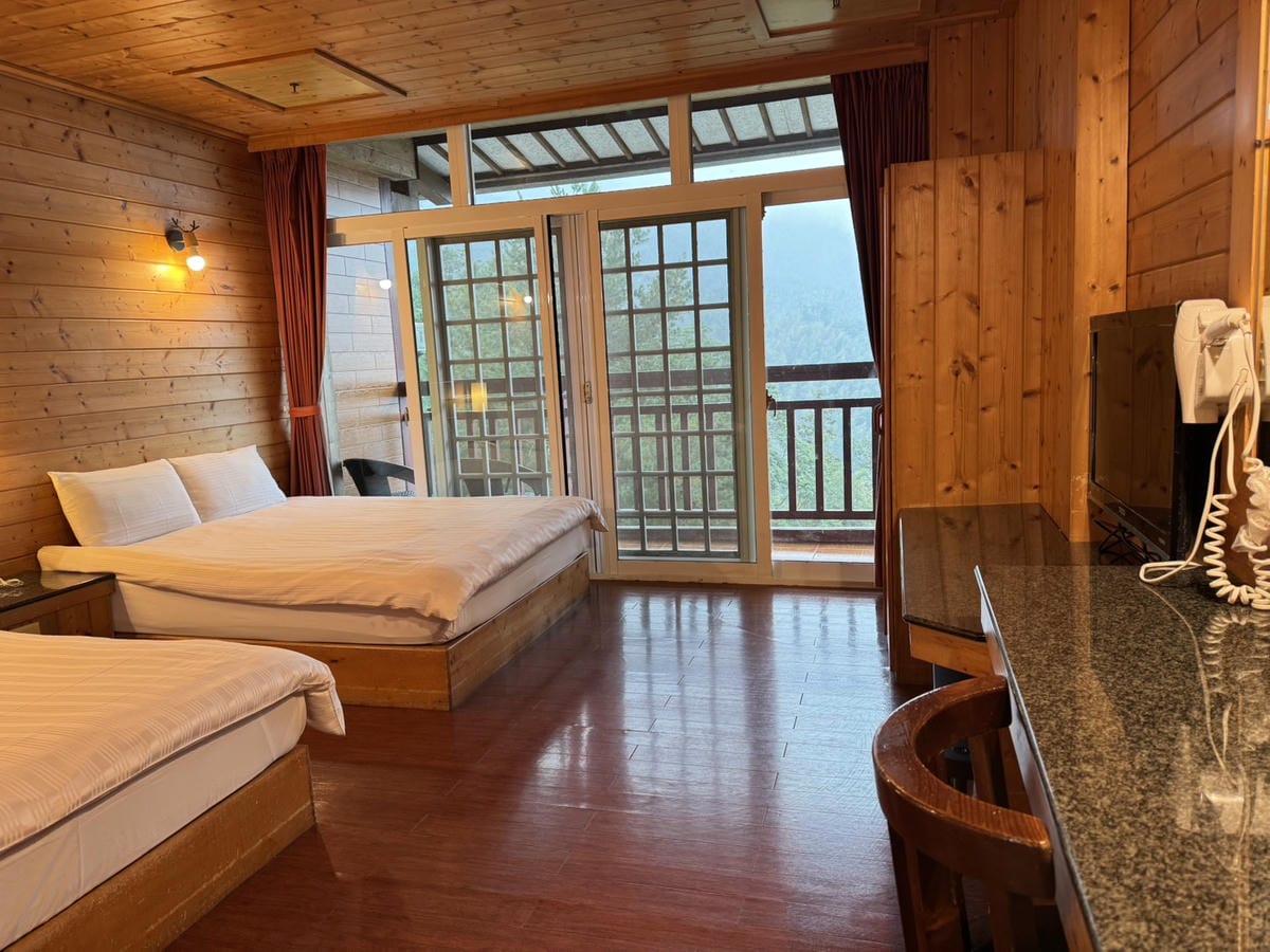 [旅] 溪頭住宿推薦 親子家庭房 – 金台灣山莊民宿 原木景觀套房 一泊二食