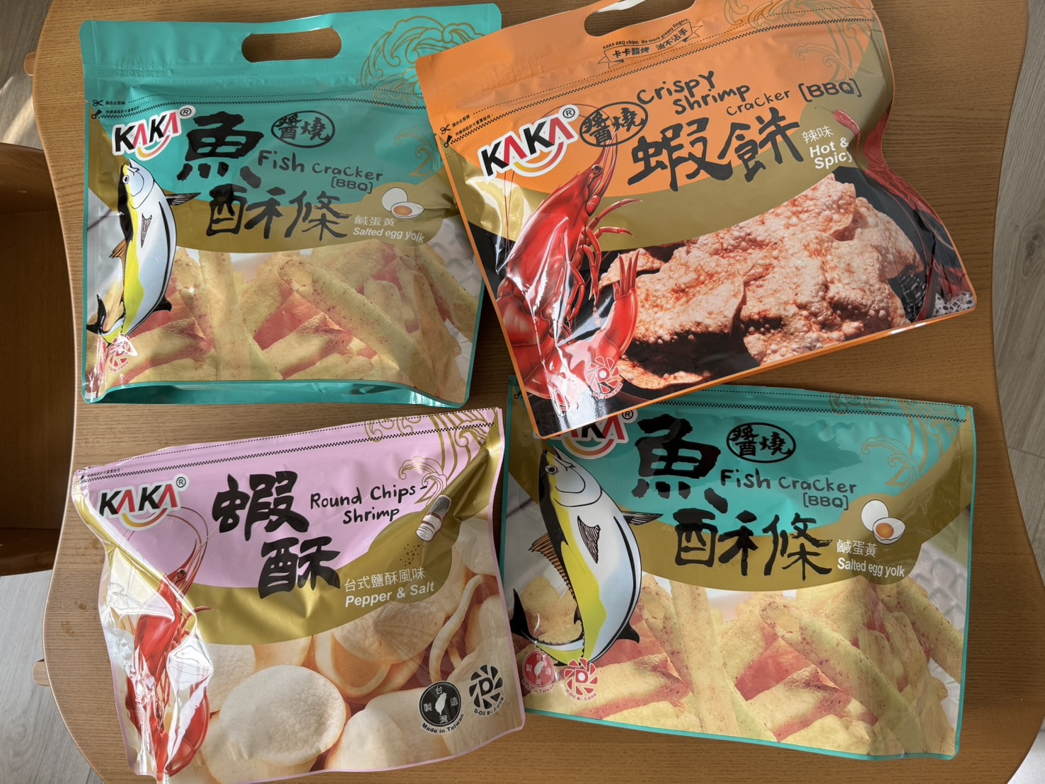 [吃] 年節零食、伴手禮推薦 – KAKA海鮮餅乾 經典名產包 清爽又涮嘴.ᐟ